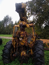 Traktors Massey Ferguson ar frontālo un krānu